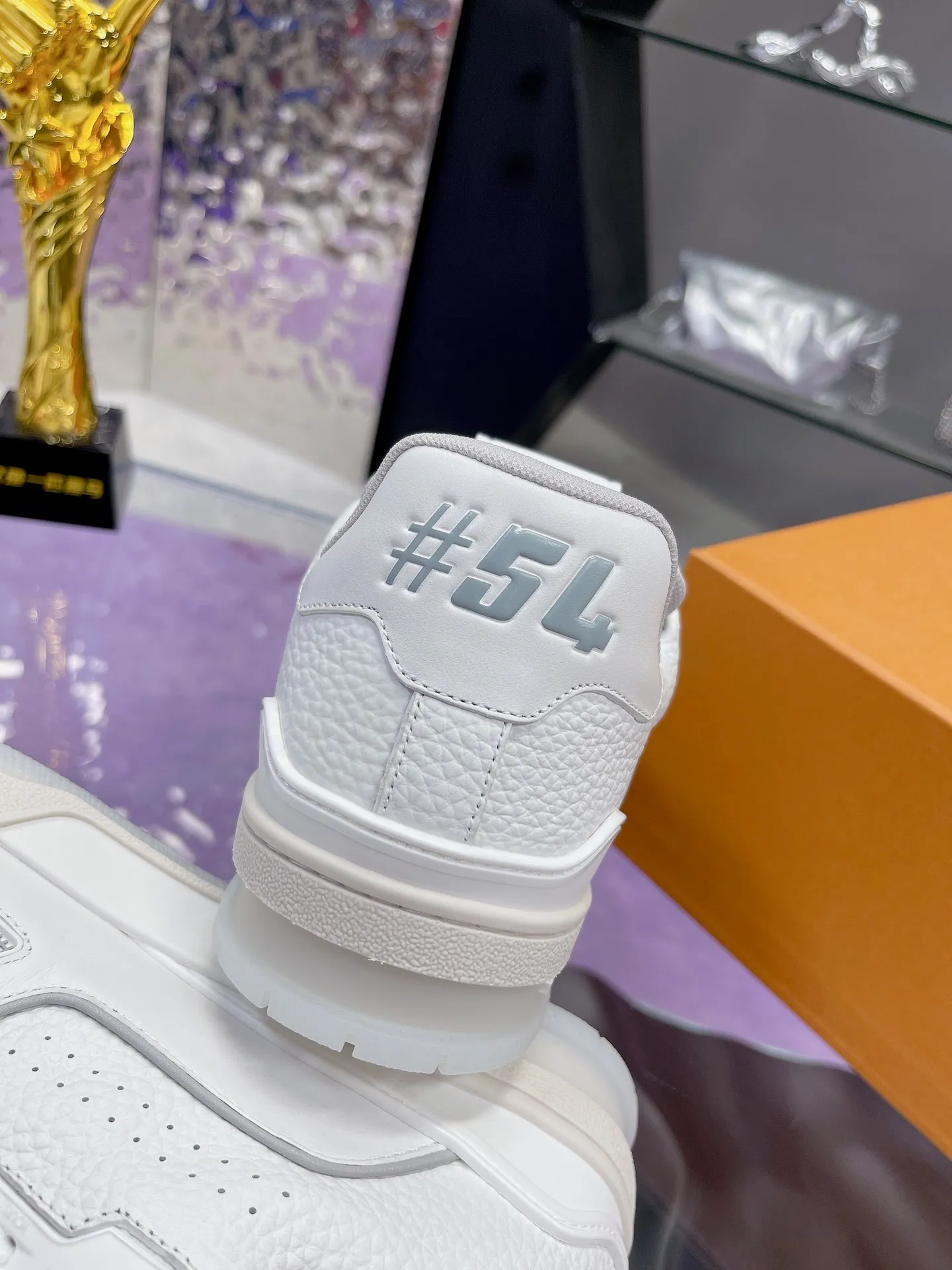 👟👟Ex-factory price 720👟👟 Original development, quality shipments, welcome to compare ❥❥❥❥❥❥LV Trainer Maxi sneakers series LV Trainer Maxi sneakers introduce the loose silhouette of the ready-to-wear series into the LV Trainer sneaker design written by Virgil Abloh, making an eye-catching appearance at the 2024 spring and summer men's wear show. The cow leather upper is combined with rough fabric laces, and colorful beading highlights the brand's classic elements. LV letters mark the tongue and Monogram floral outsole. Mixed materials Made of first-layer cowhide, wrapped in imported custom-printed denim, thick shoelace design, large Monogram print on the side, "lv 54" badges on the tongue and heel, rubber outsole decorated with Monogram flowers, mesh lining and cotton feet, the comfort is as extreme as ever, premium heritage, quality first, worth owning! Size: 35-40 for women, 39-44 for men (45 is custom-made and cannot be returned or exchanged) ♡Full set of packaging with original gift box